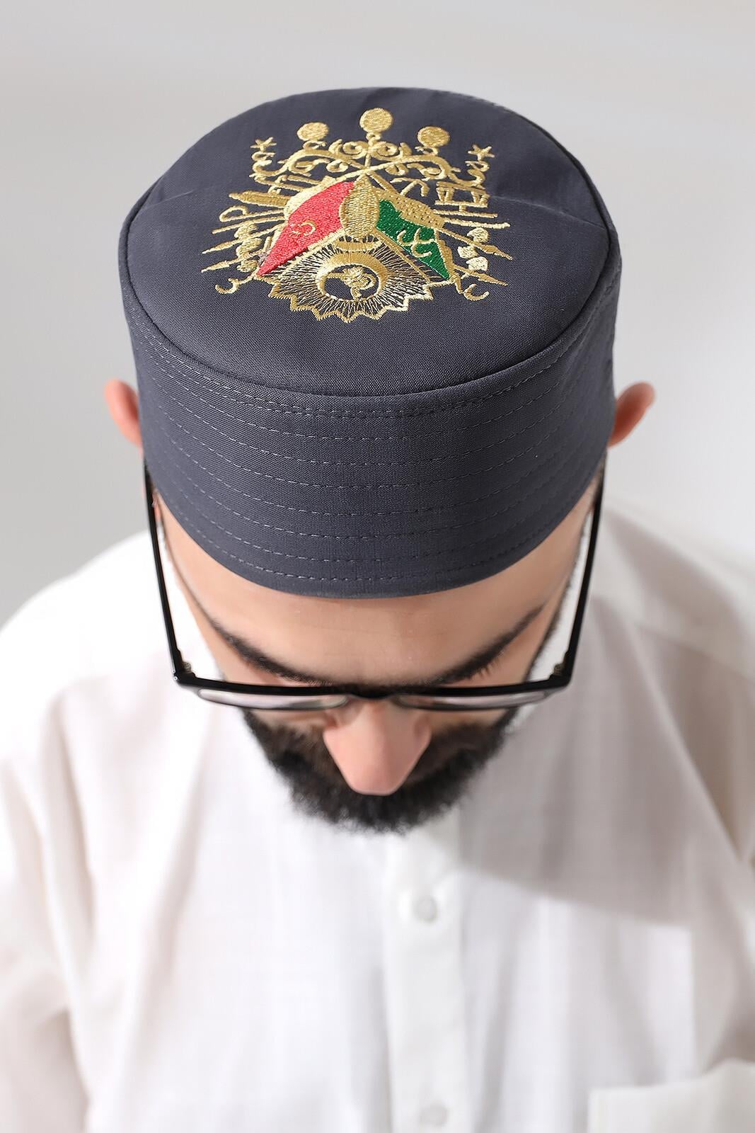 Gri Kapitone Osmanlı Arma Nakışlı Kalıp Namaz Takkesi