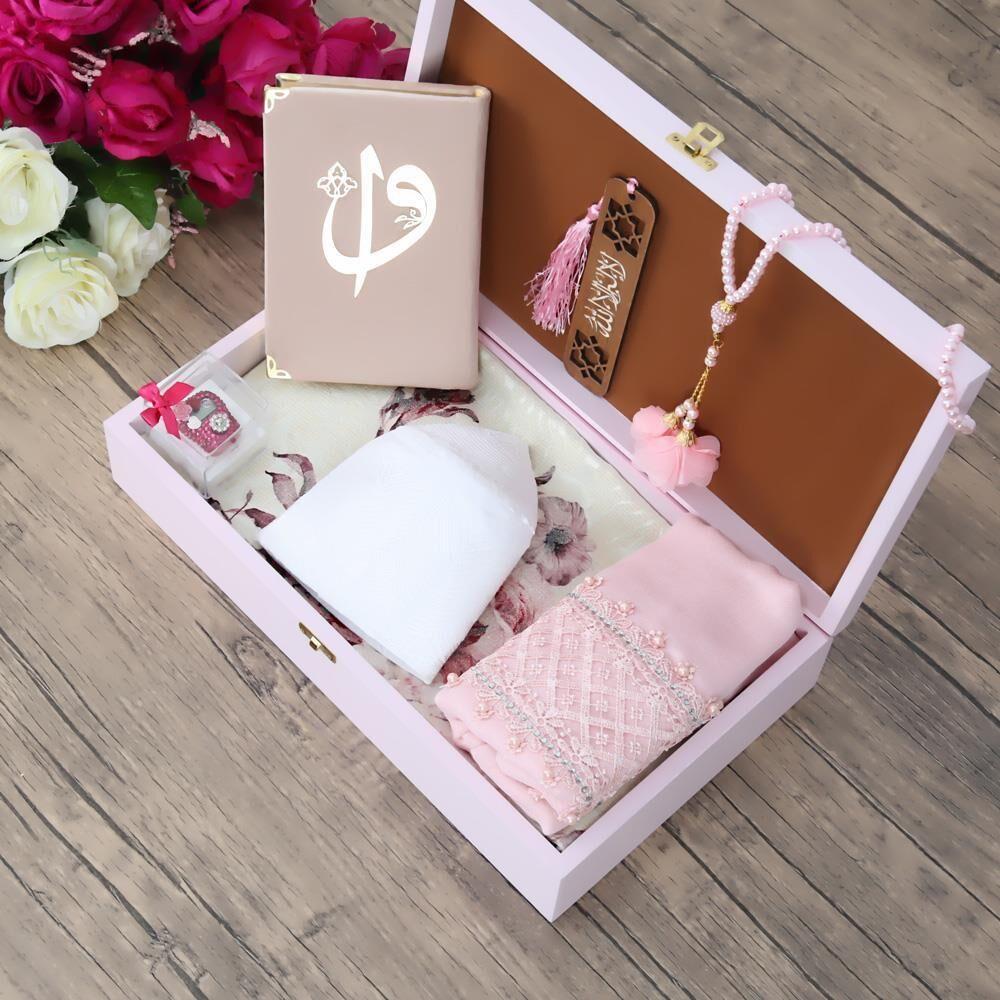 Hediyelik Kur'an-ı Kerim, Seccade, Şal, Takke, Zikirmatik, Kitap Ayracı, Tesbih, Ahşap Kutulu Set-Pembe