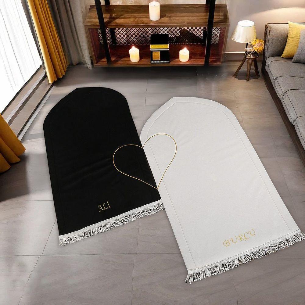 İsminizi Seccadeye Nakşediyoruz Kalbi Tamamla Eşlere Özel Çiftli Seccade Siyah Beyaz Gold İşlemeli(70*120cm330gr Tek Ürün Ölçüsü