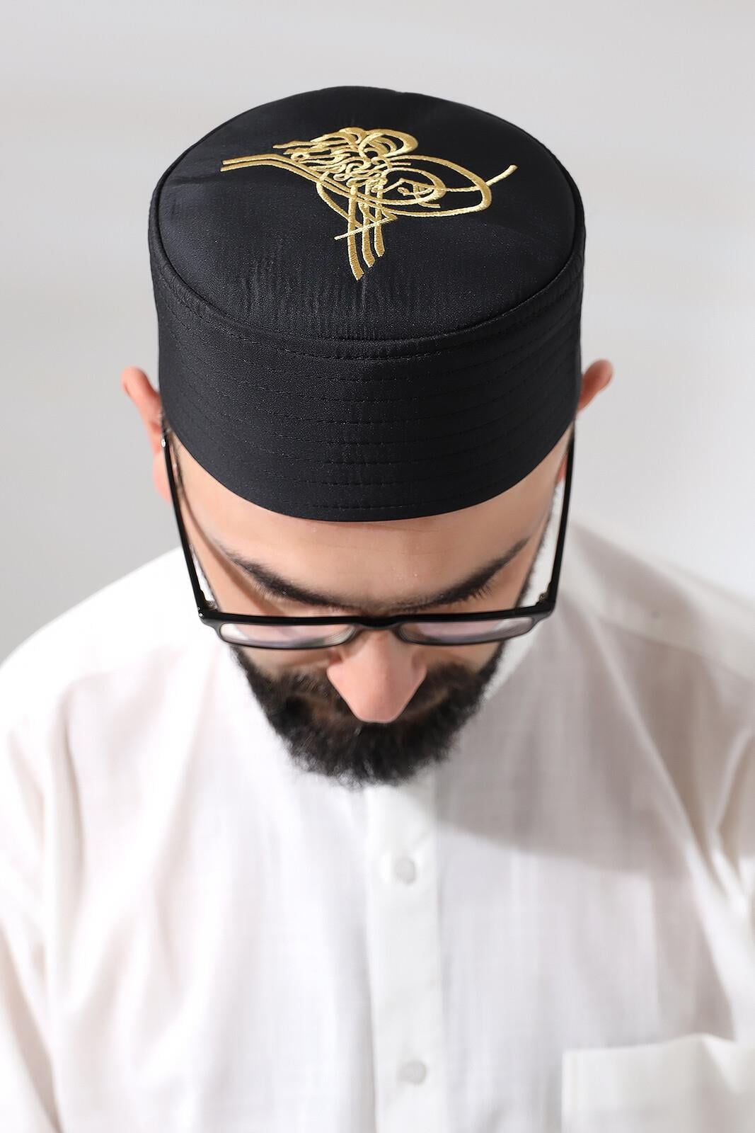 Siyah Kapitone Osmanlı Tuğrası Nakışlı Kalıp Namaz Takkesi