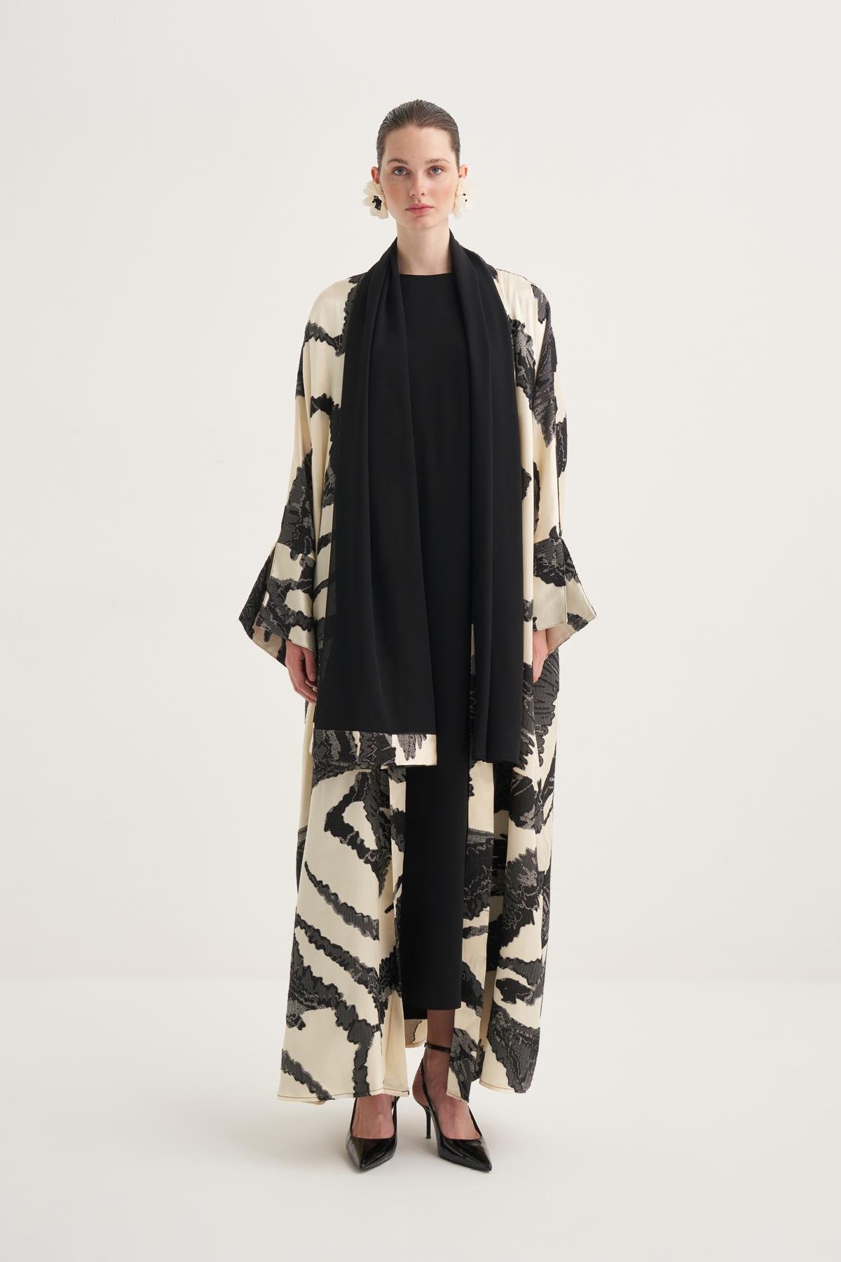 LARA VISCOSE ABAYA -CREAM