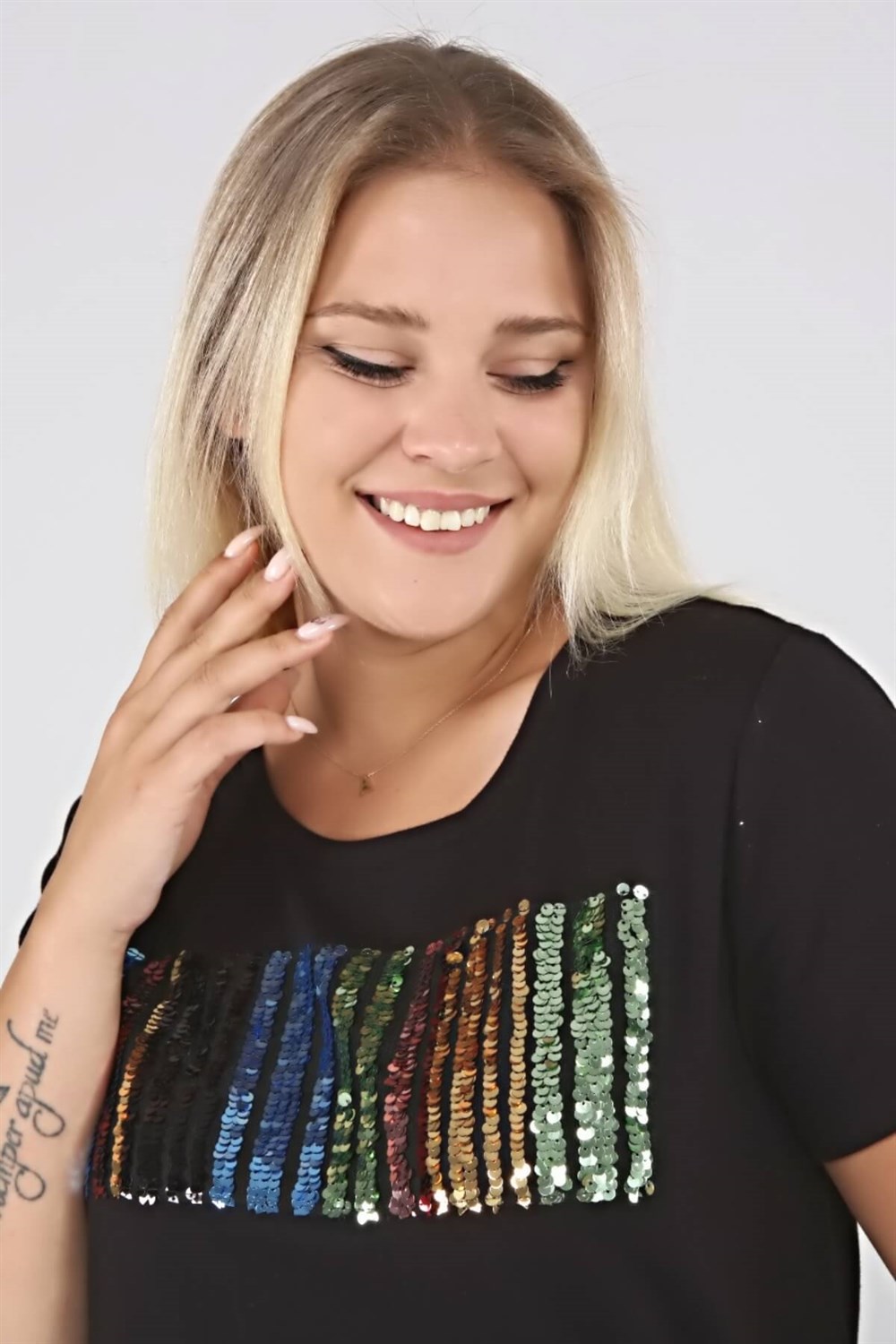 Ön Kısmı Renkli Pul İşlemeli Basic Tshirt-SİYAH 