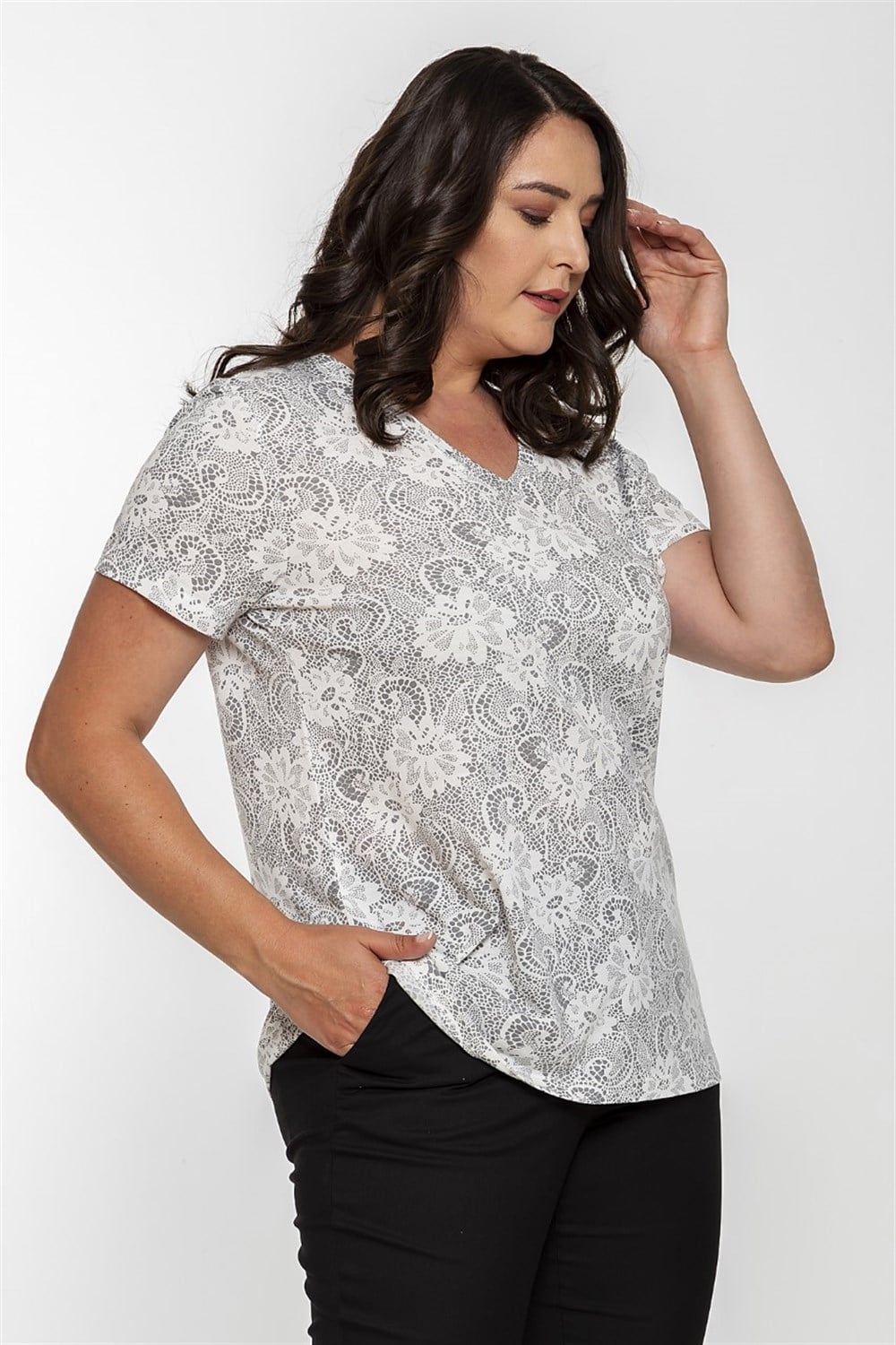 V Yaka Karışık Çiçek Desenli Basic Tshirt-EKRU