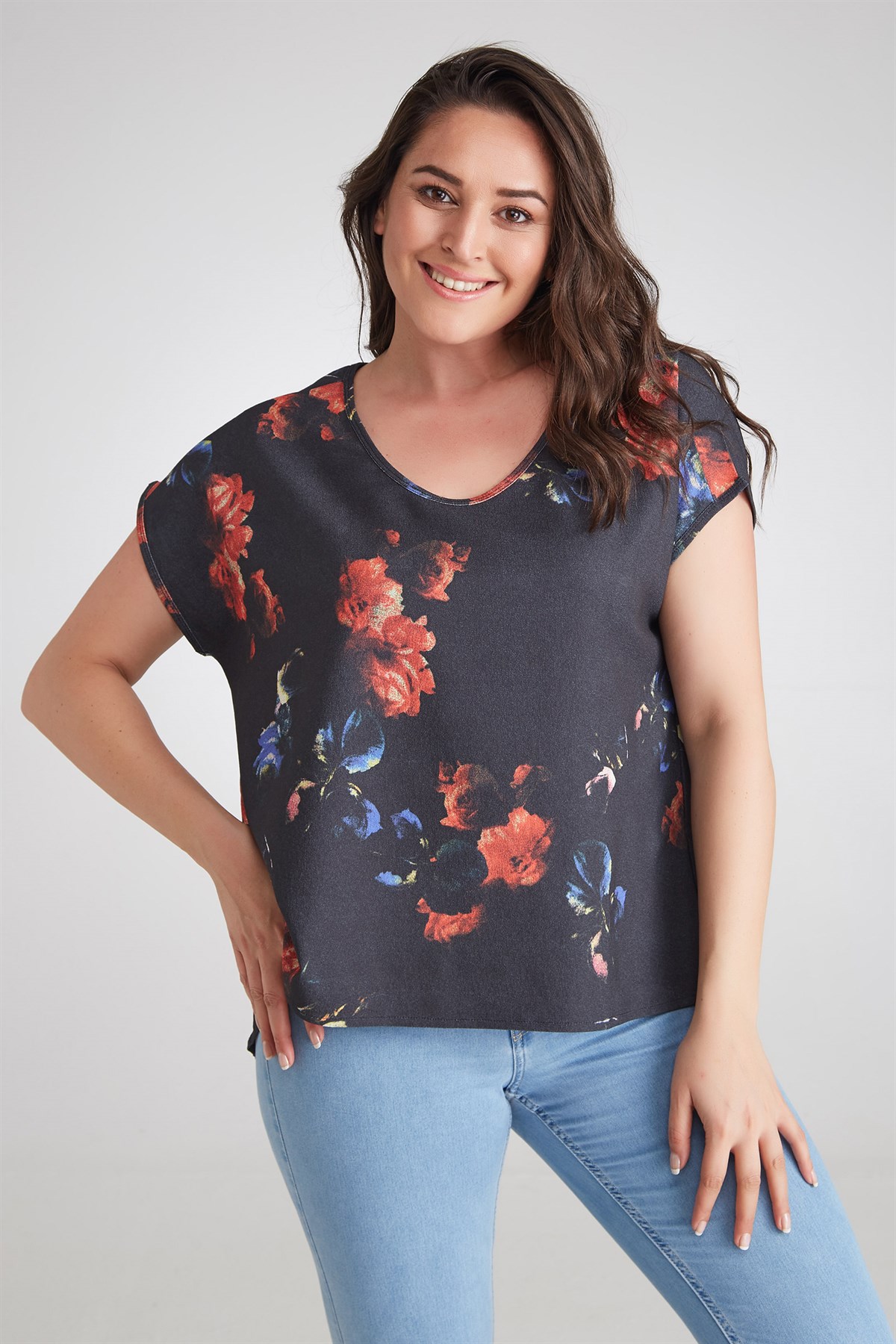 V Yaka Önü Çiçek Baskılı Tshirt SİYAH