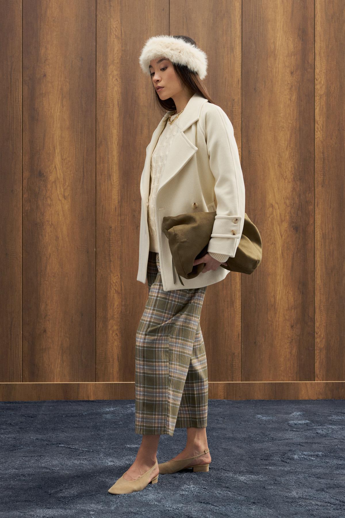 Begonia Kruvaze Kapamalı Kaşe Kaban - Ekru