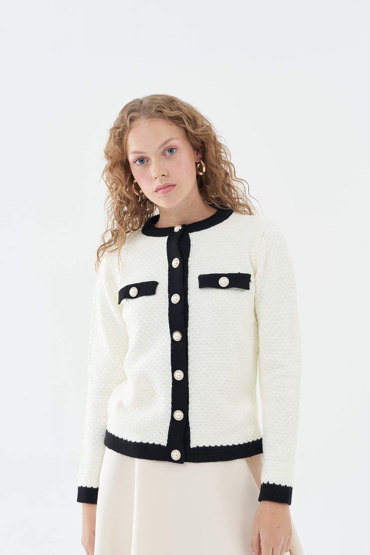 DİVA İNCİ DÜĞME DETAYLI ÖRME HIRKA - BEYAZ