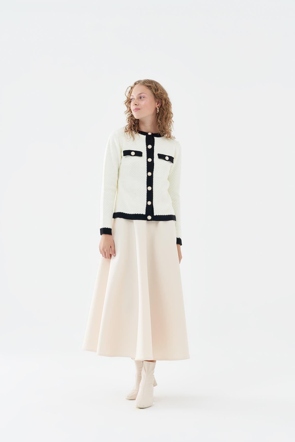 DİVA İNCİ DÜĞME DETAYLI ÖRME HIRKA - BEYAZ