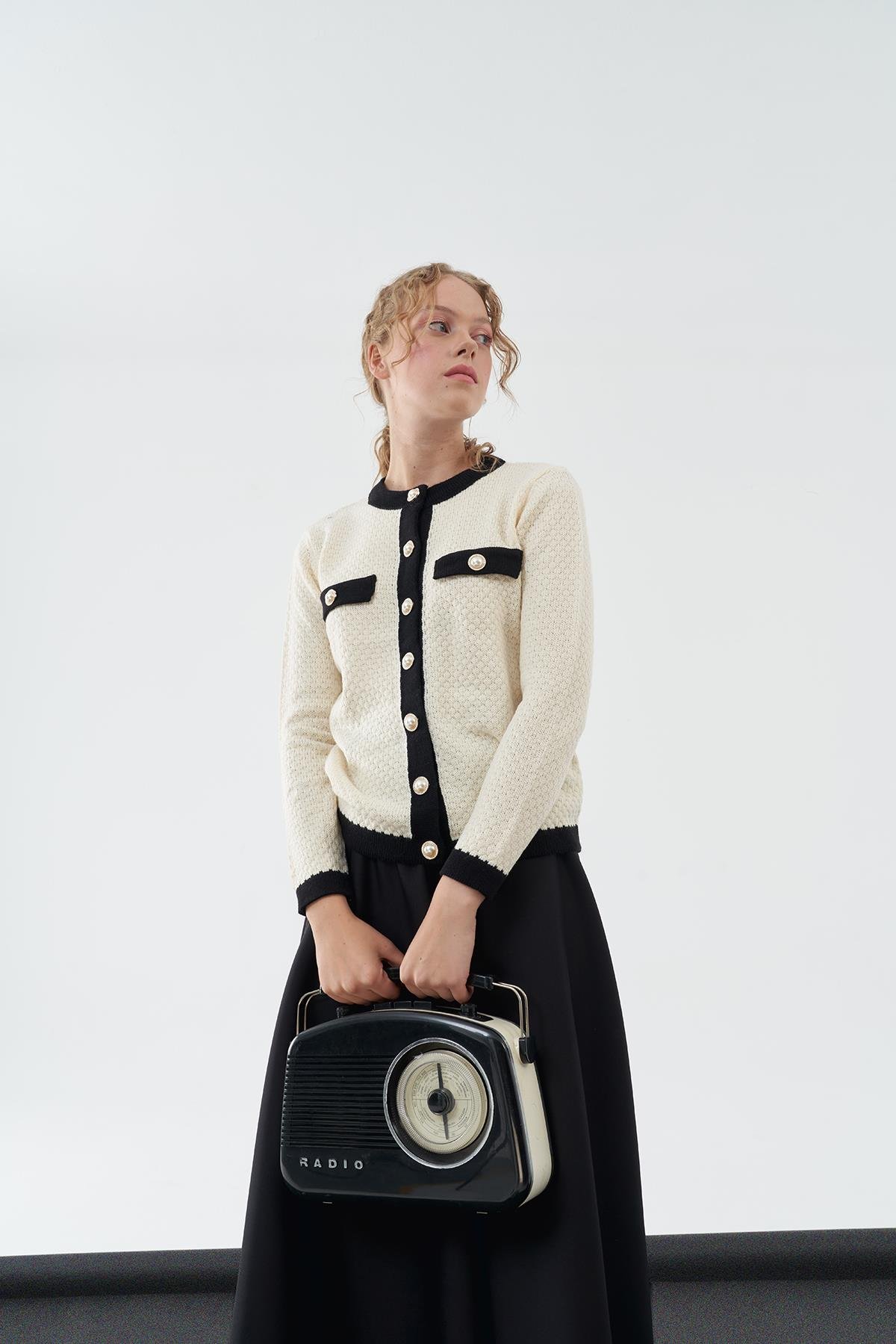 DİVA İNCİ DÜĞME DETAYLI ÖRME HIRKA- EKRU