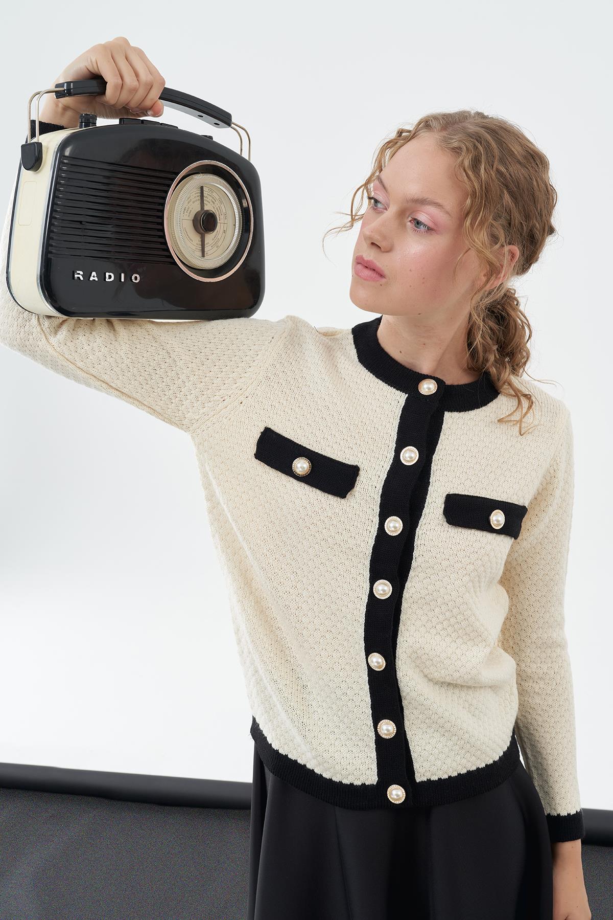 DİVA İNCİ DÜĞME DETAYLI ÖRME HIRKA- EKRU