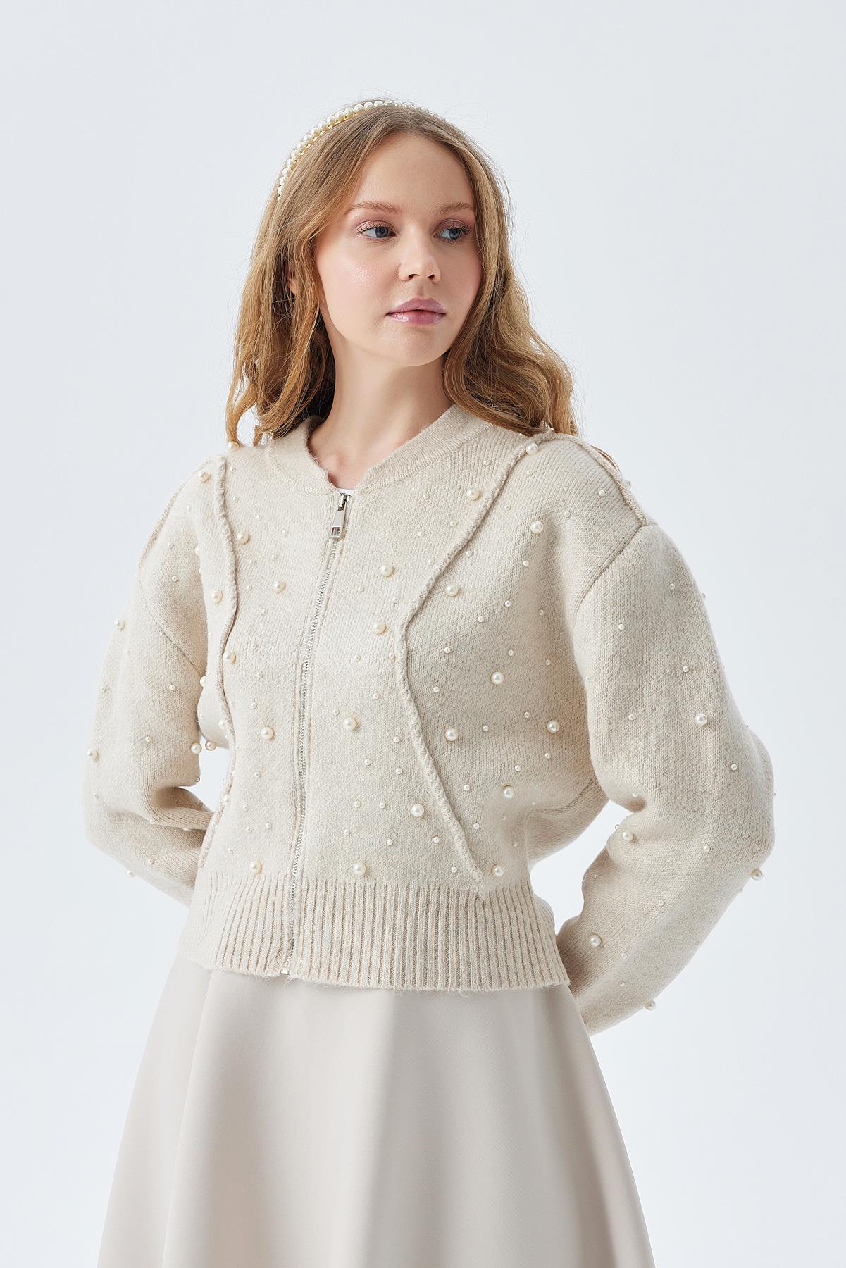 ELİZABETH İNCİ DETAYLI FERMUARLI HIRKA - BEJ