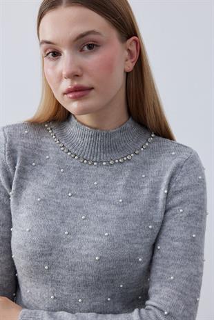 Brianna İnci İşlemeli Yaka Taşlı Kazak - Gri