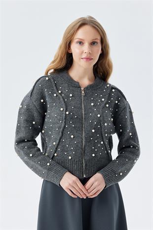 ELİZABETH İNCİ DETAYLI HIRKA - ANTRASİT 