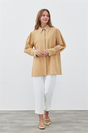 JULİA İNCİ DETAYLI GÖMLEK - CAMEL