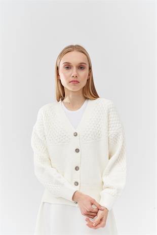 KATİE TAŞ DÜĞME DETAYLI ÖRME HIRKA - EKRU