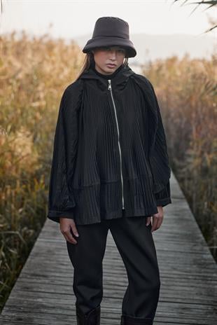 Madeline Pilise Detaylı Yağmurluk- Siyah