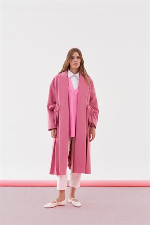 MONA FİYONK DETAYLI KAŞE KABAN - PEMBE