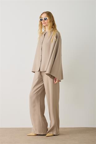 Scarlet Omuzdan Pileli Geniş Kol Modal Takım - Vizon