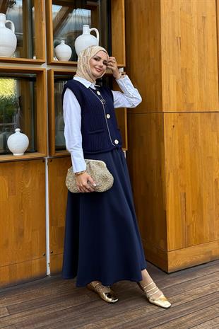 TUĞBA'NIN RILEY DORE DÜĞMELİ ÖRME SÜVETER VE ARİEL SKUBA KLOŞ ETEK KOMBİNİ