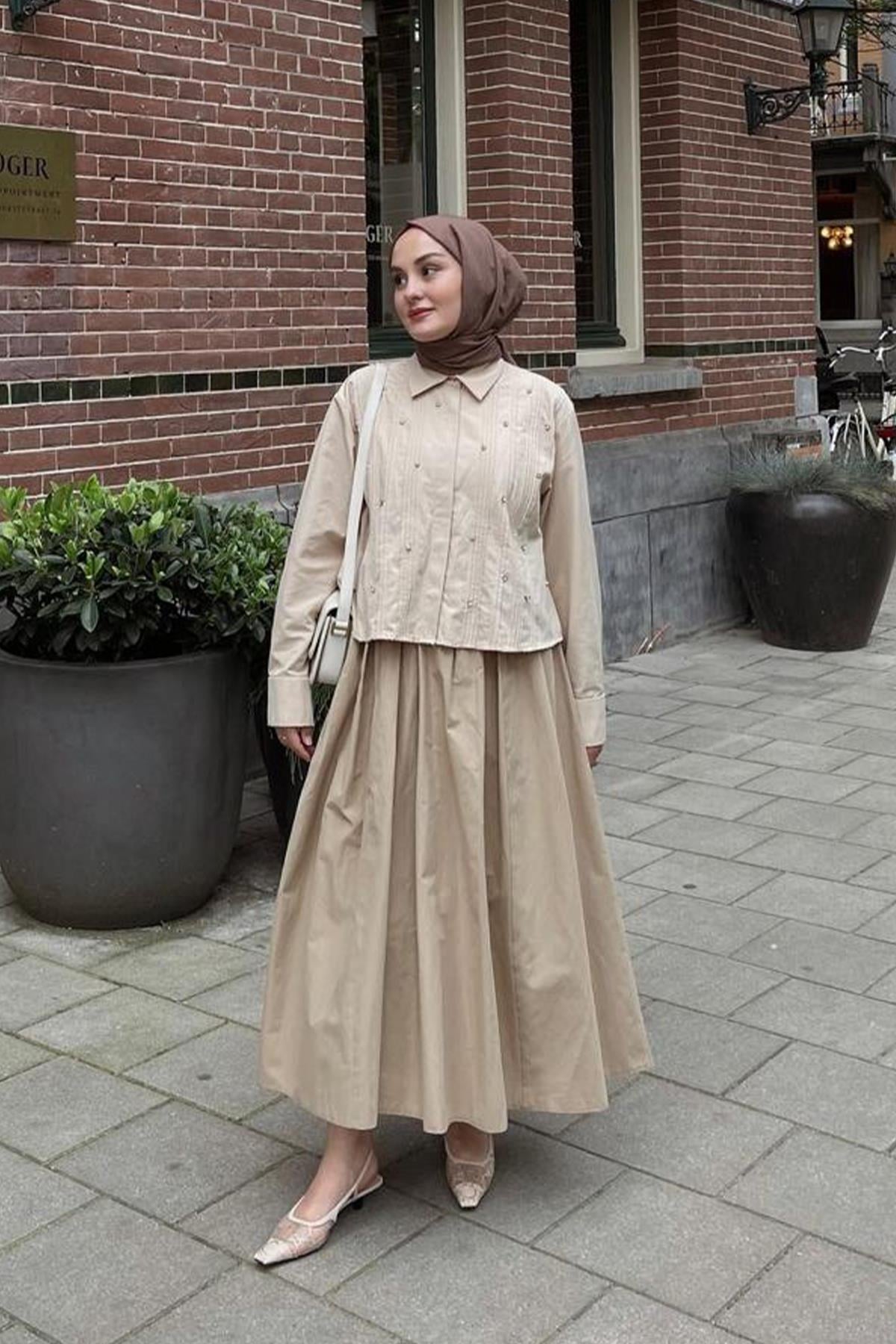 ALEYNA'NIN JASMIN TAŞ DETAYLI NERVÜRLÜ GÖMLEK VE JENNY BÜZGÜLÜ GABARDİN ETEK KOMBİNİ