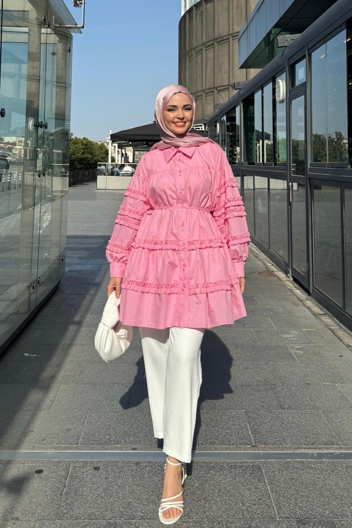 KÜBRA'NIN ÇİFT DÜĞME DETAYLI GÖMLEK VE ADRIANA KREP HAVUÇ PANTOLON KOMBİNİ