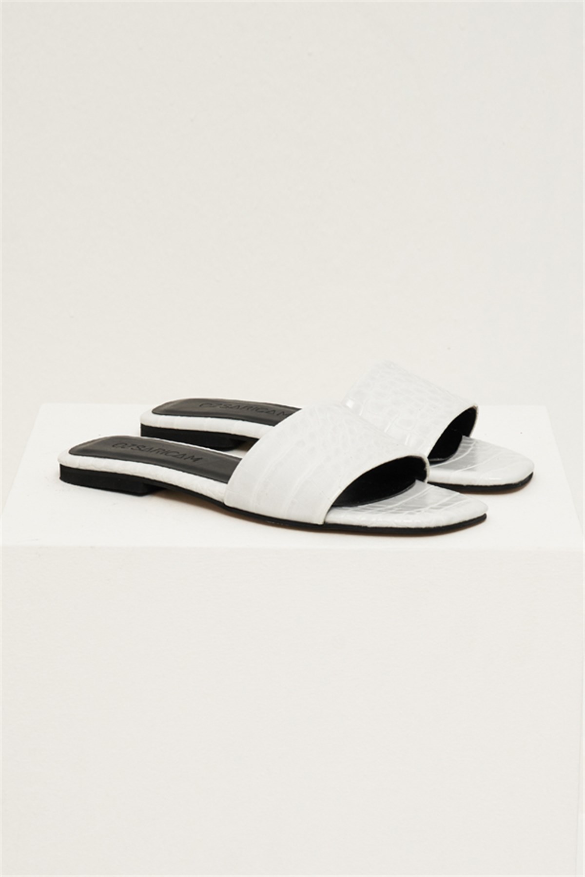 Lia Slipper - White