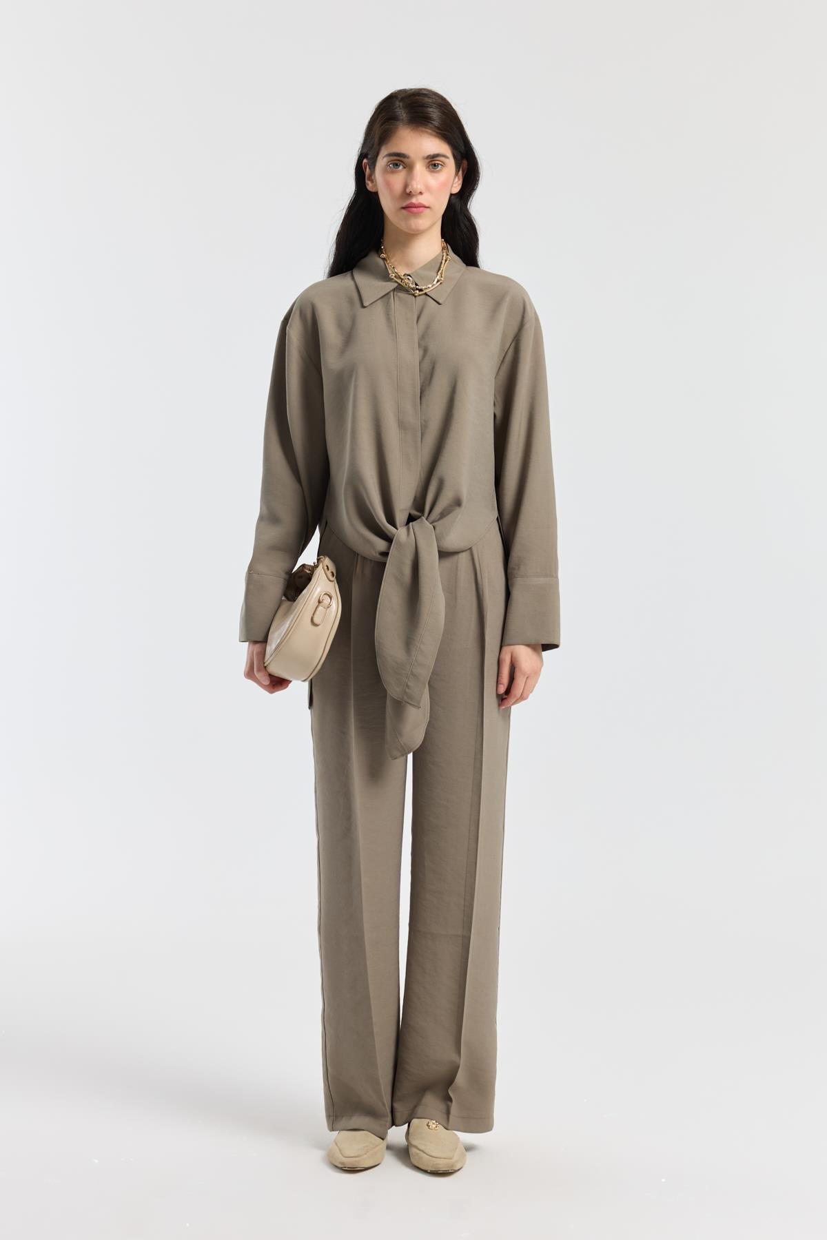 Liliya Önden Bağlamalı Pile Detaylı Takım - Vizon