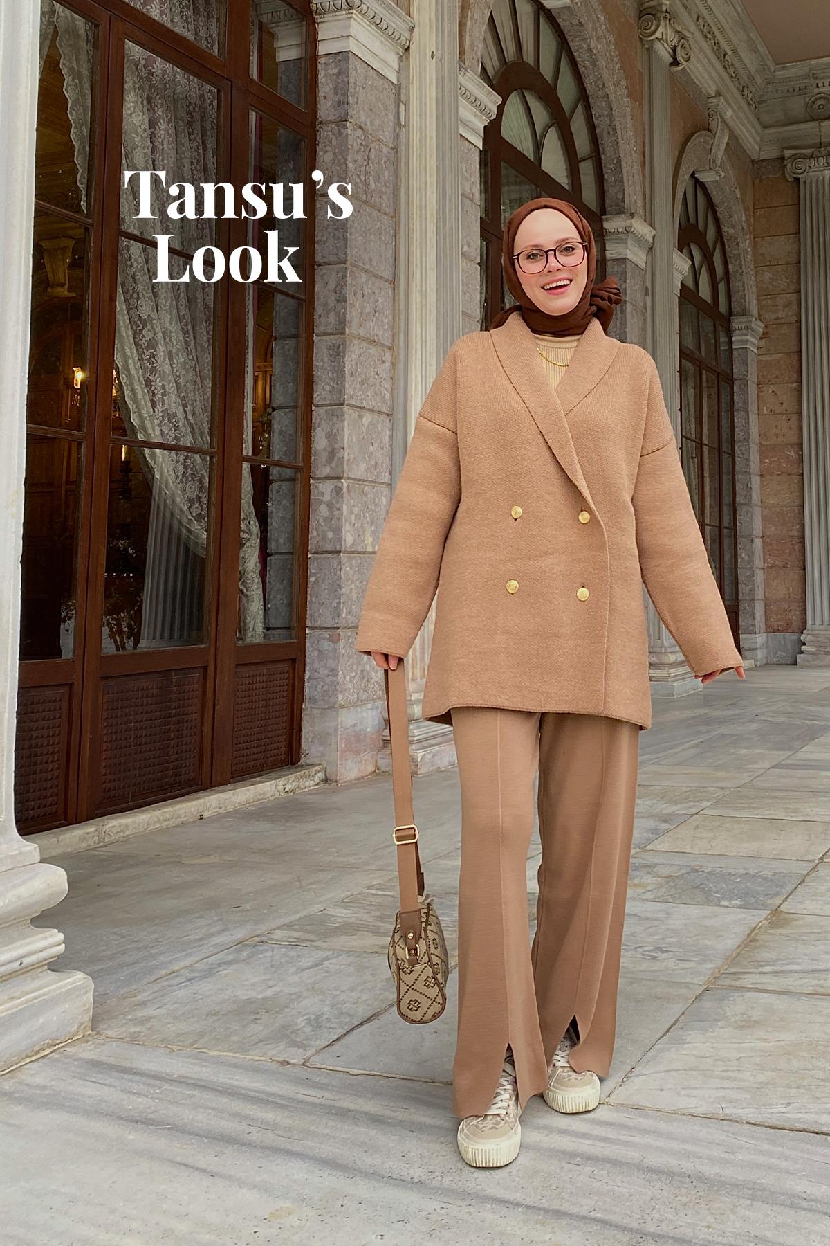 TANSU'NUN VENÜS GOLD DÜĞME DETAYLI KRUVAZE ÖRME CEKET, NEVA TRİKO BODY VE LİYA ÖNDEN YIRTMAÇLI TRİKO PANTOLON KOMBİNİ