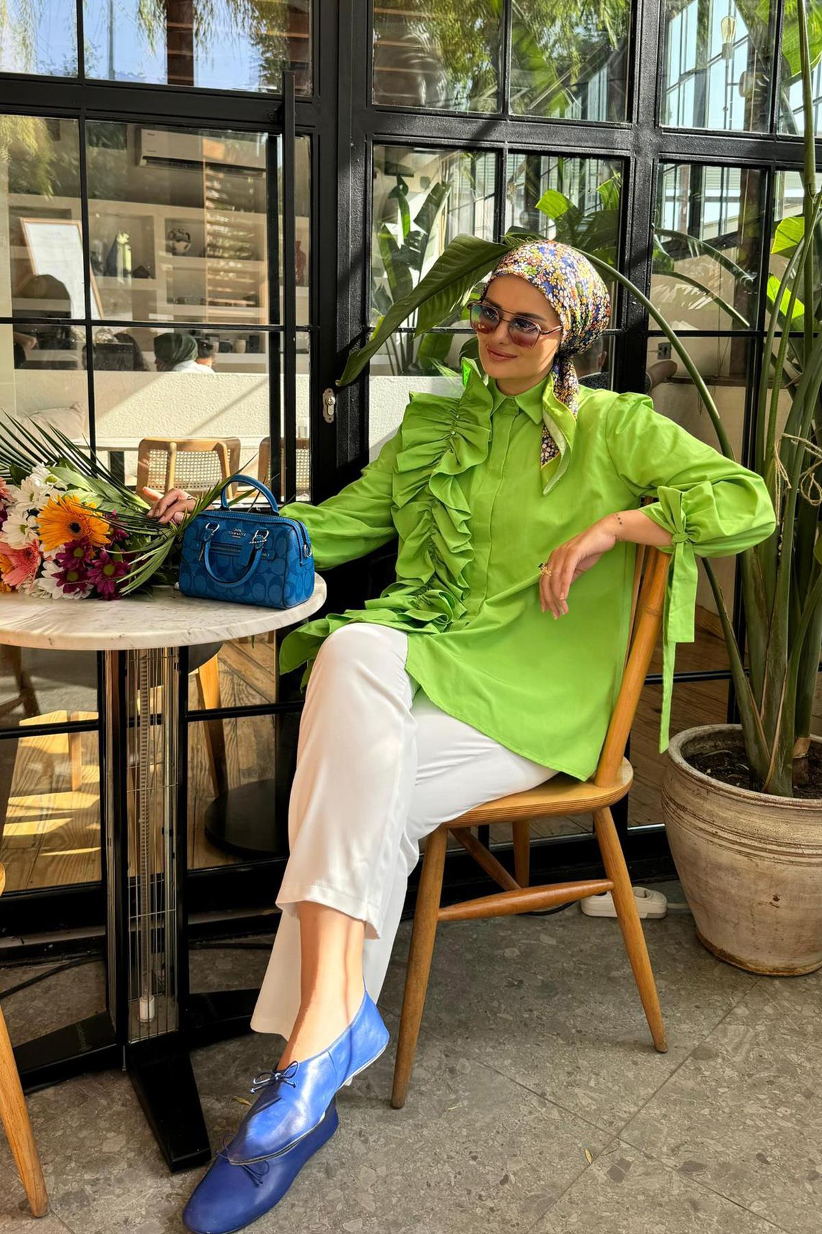 TUĞBA'NIN ILEYDA BÜZGÜLÜ GÖMLEK VE ADRIANA KREP HAVUÇ PANTOLON KOMBİNİ