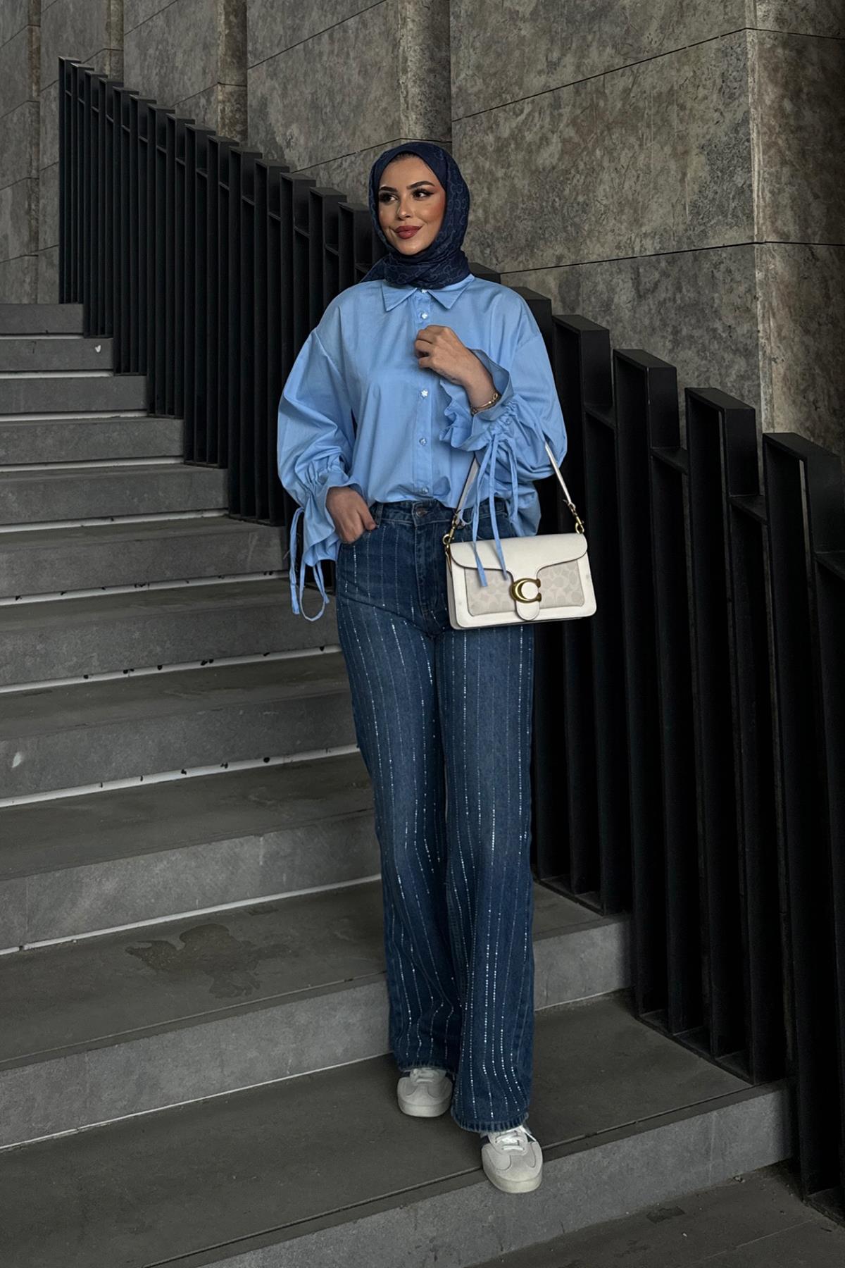 Yaren'in Viola Taş Düğmeli Kolu Büzgülü Poplin Gömlek ve Almira Pul Detaylı Denim Pantolon Kombini