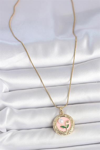 316L Çelik Gold Renk Zincir Pembe Çiçek İşlemeli inci Detay Portre Model Kadın Kolye