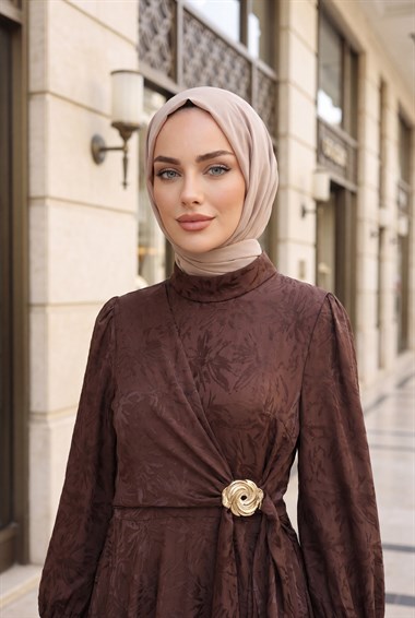 Beli Yandan Bağcıklı Tokalı Desenli Uzun Abiye -Kahverengi
