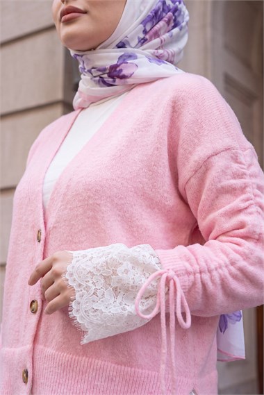 Eteği Ve Kolu Dantel Detaylı Düğmeli Yumoş Triko Hırka -Pembe