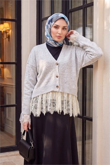 Kolları Büzgülü Bağcıklı Eteği Ve Kolları Dantel Detaylı Düğmeli Yumoş Hırka -Açık Gri