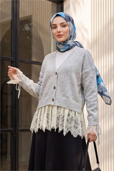 Kolları Büzgülü Bağcıklı Eteği Ve Kolları Dantel Detaylı Düğmeli Yumoş Hırka -Açık Gri