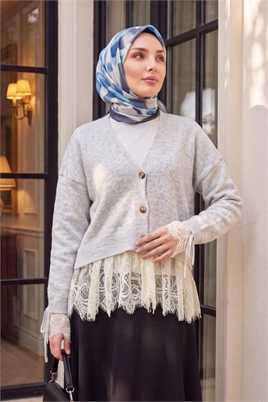 Kolları Büzgülü Bağcıklı Eteği Ve Kolları Dantel Detaylı Düğmeli Yumoş Hırka -Açık Gri