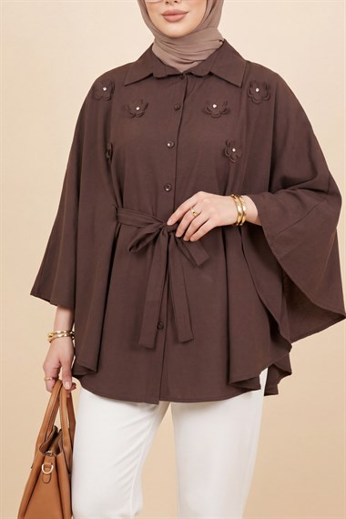 Önü Çiçek Detaylı Beli Bağcıklı Düğmeli Panço   -Kahve