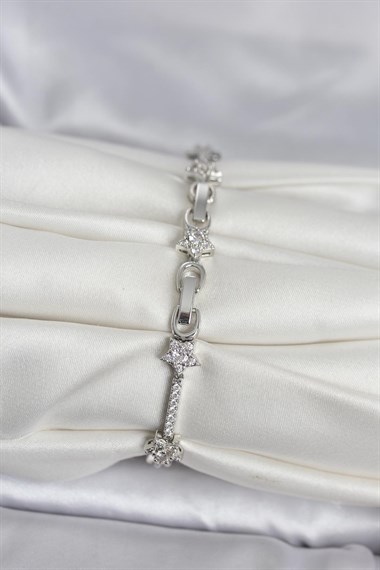 Pirinç Gümüş Renk Zirkon Taşlı Yıldız Model Kadın Bileklik