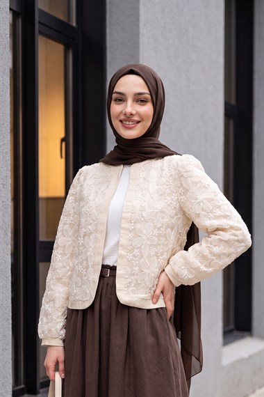 Pul Payet Ve Tül Çiçek Detaylı Keten Ceket  -Krem