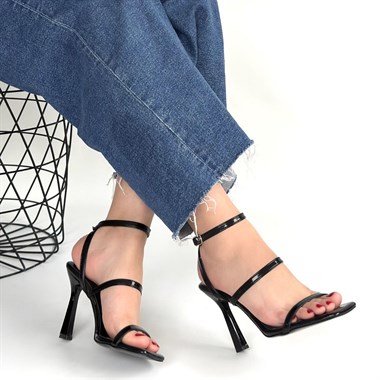 Umira Rugan Topuklu Bilekten Kemerli Ayakkabı -Siyah