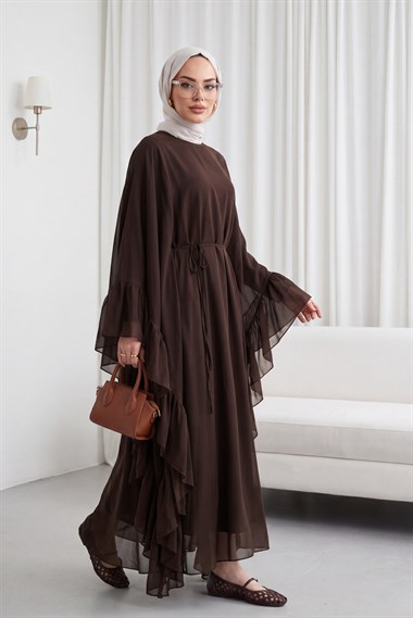 Yanı Fırfırlı Asimetrik Kesim Bağcıklı İçlikli Şifon Elbise Abaya Takım  -Kahverengi