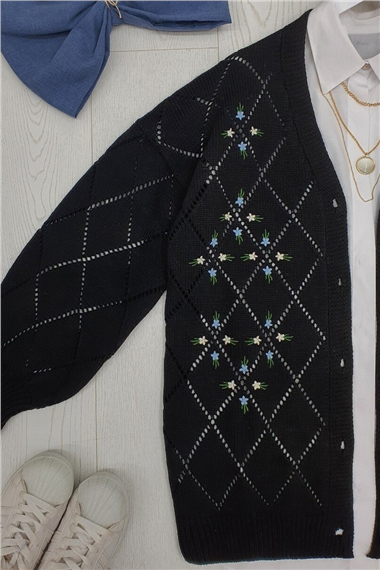 Ajurlu Çiçek Nakışlı Düğmeli Triko Hırka -Siyah