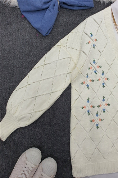 Ajurlu Çiçek Nakışlı Düğmeli Triko Hırka -Ekru