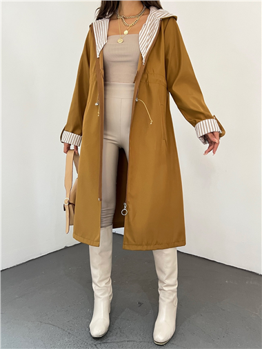 معطف واقٍ من المطر مبطن ومبطن - ضيق عند الخصر - أسمر ضارب للصفرة