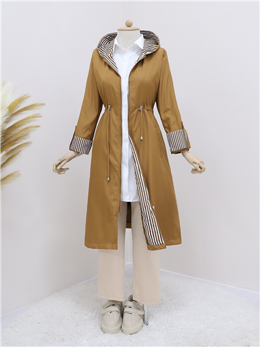 معطف واقٍ من المطر مبطن ومبطن - ضيق عند الخصر - أسمر ضارب للصفرة