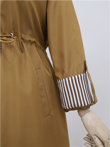 معطف واقٍ من المطر مبطن ومبطن - ضيق عند الخصر - أسمر ضارب للصفرة