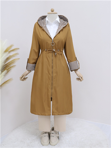 معطف واقٍ من المطر مبطن ومبطن - ضيق عند الخصر - أسمر ضارب للصفرة