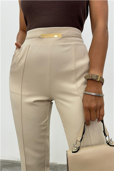 Beli Lastikli Cepli Metal Detaylı Pantolon -Bej