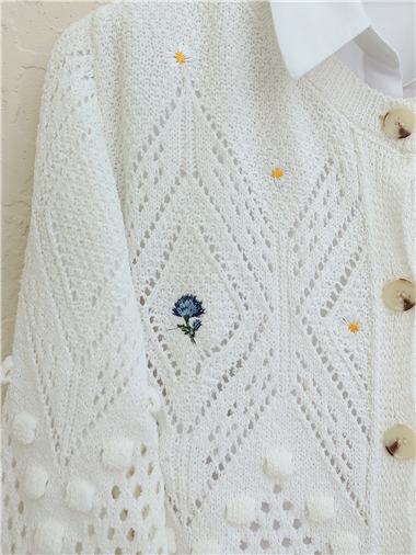 Çiçek Nakışlı Düğmeli Triko Hırka -Ekru