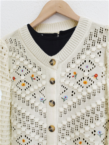 Çiçek Nakışlı Ponponlu Ajurlu Triko Hırka      -Krem