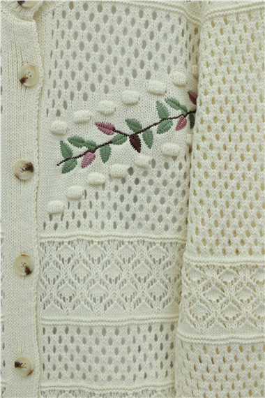 Düğmeli Önü Nakışlı Ajurlu Triko Hırka -Krem